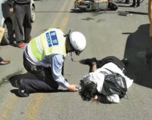 辅警跪地守护车祸受伤女子 引来网友赞声一片