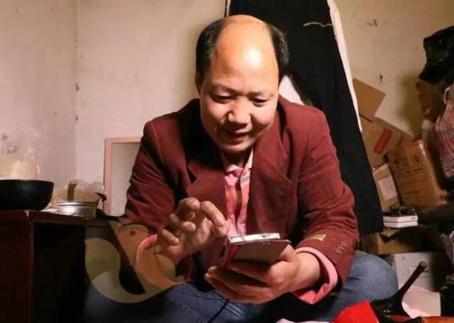 46岁男子屋里放满高跟鞋 每个月都来“大姨妈”