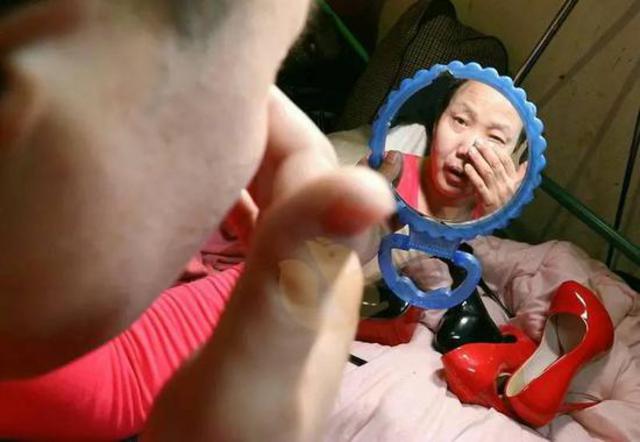 46岁男子屋里放满高跟鞋 每个月都来“大姨妈”