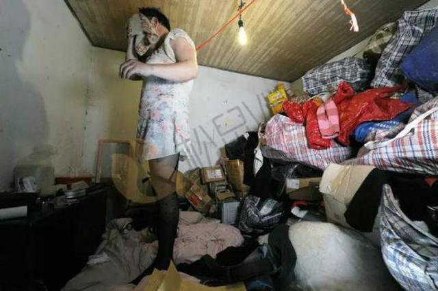 46岁男子屋里放满高跟鞋 每个月都来“大姨妈”