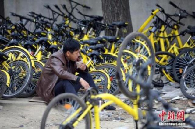 一名修理工人由于顾不上回家吃午饭只得在维修点简单充饥。中新社记者 崔楠 摄