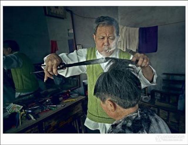 王维美正在为顾客烫发（资料图片）