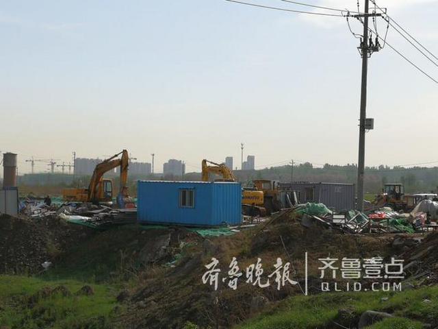 济南运石车侧翻砸塌路边板房 屋内民工3死6伤