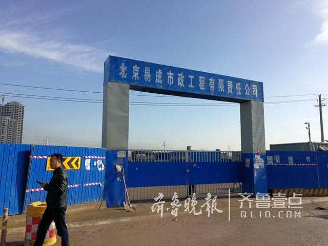 济南运石车侧翻砸塌路边板房 屋内民工3死6伤 济南运石车侧翻砸塌路边板房 屋内民工3死6伤