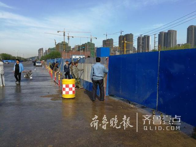 济南运石车侧翻砸塌路边板房 屋内民工3死6伤 济南运石车侧翻砸塌路边板房 屋内民工3死6伤