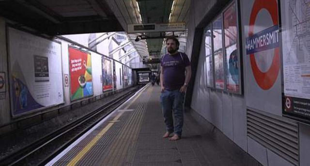 爱自由！英男子为防汗脚和脚臭赤足4年走四方