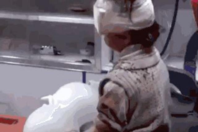 叙儿童受薯片引诱被炸死 摄影师飞奔抢救跪地痛哭 叙儿童受薯片引诱被炸死 摄影师飞奔抢救跪地痛哭