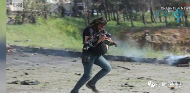 叙儿童受薯片引诱被炸死 摄影师飞奔抢救跪地痛哭