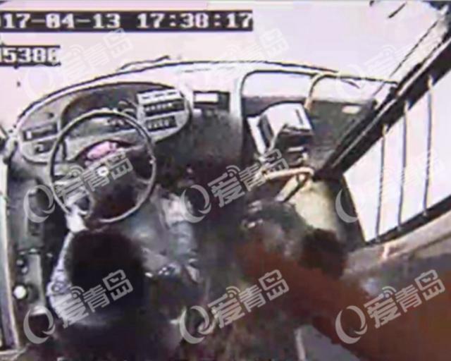 女子公交车上丢手提包 司机乘客帮找回
