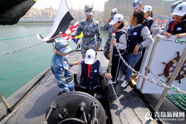 高清:实拍中国首艘核潜艇内部 24日向公众开放