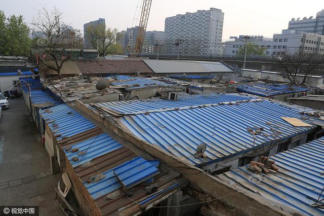 探访“北漂”群租房 天花板可轻易顶开