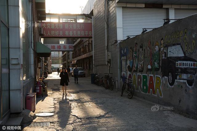 探访“北漂”群租房 天花板可轻易顶开