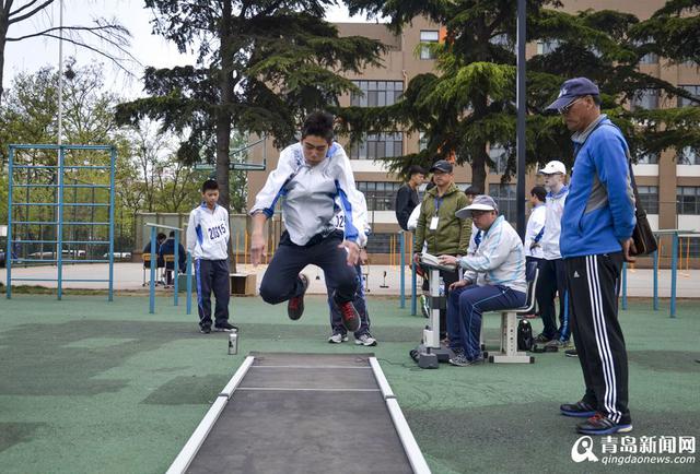 青岛体育中考开考 引体向上报名不足百人