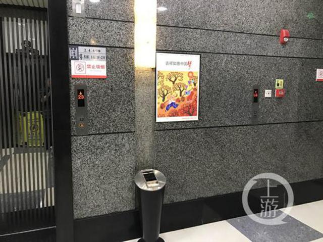 这部电梯之间电梯按钮不见门。