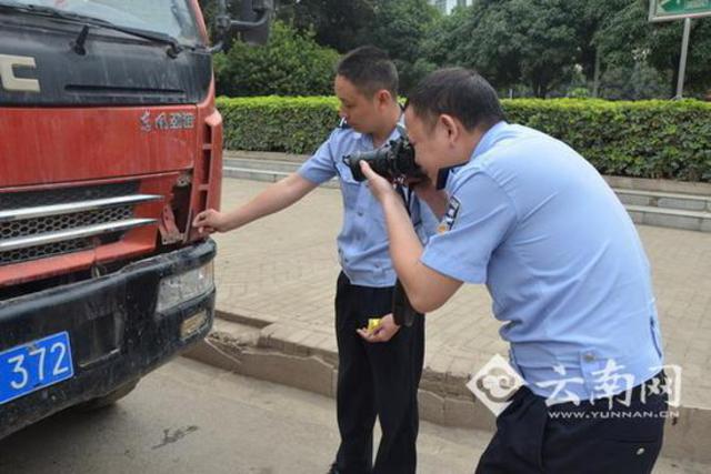 民警对肇事车辆调查取证