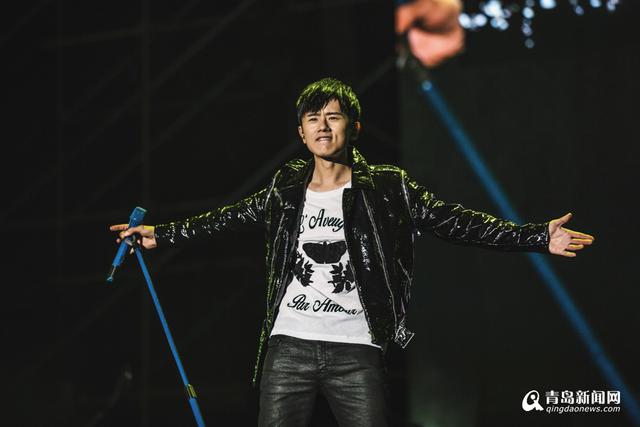 高清:张杰世界巡演全新启航 首站青岛29日唱响