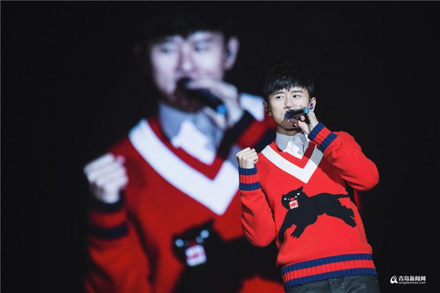 高清:张杰世界巡演全新启航 首站青岛29日唱响