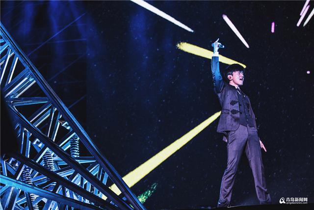 高清:张杰世界巡演全新启航 首站青岛29日唱响