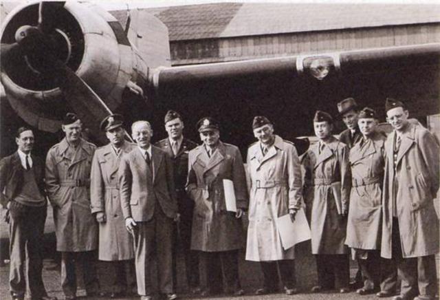 1945年4月,钱学森以美军上校身份,随美军咨询团飞往纳粹德国进行考察