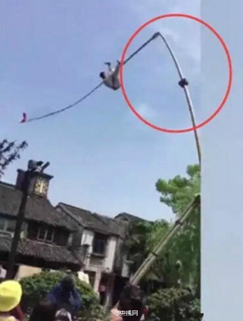 男子高空演杂技时，竹竿突然断裂