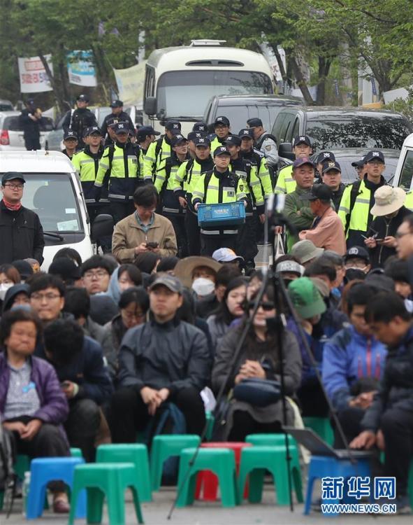 萨德部分装备在韩部署 警方与当地居民发生冲突