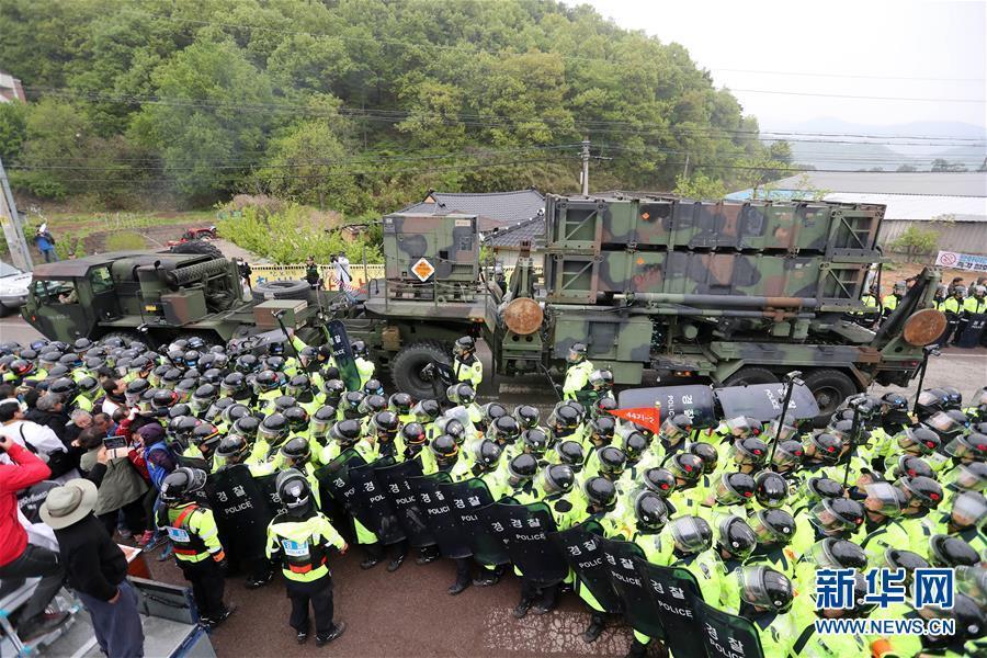 萨德部分装备在韩部署 警方与当地居民发生冲突