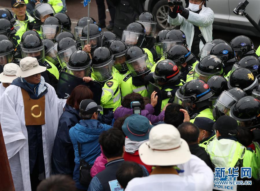 萨德部分装备在韩部署 警方与当地居民发生冲突