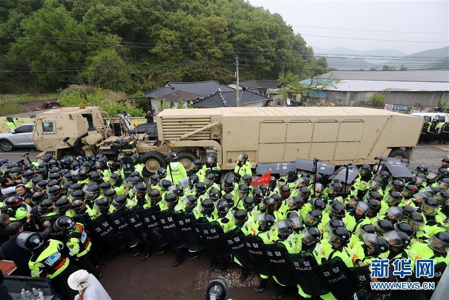 萨德部分装备在韩部署 警方与当地居民发生冲突