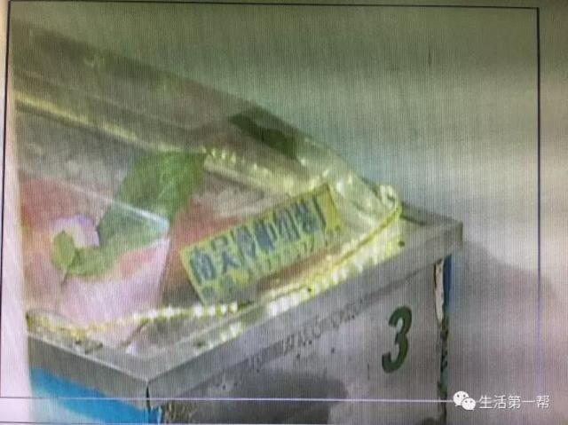 车库出现一水晶棺 女子夜不能寐白天不敢出门