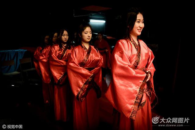 北京一学校成人礼上演“公主抱” 1年学费17万