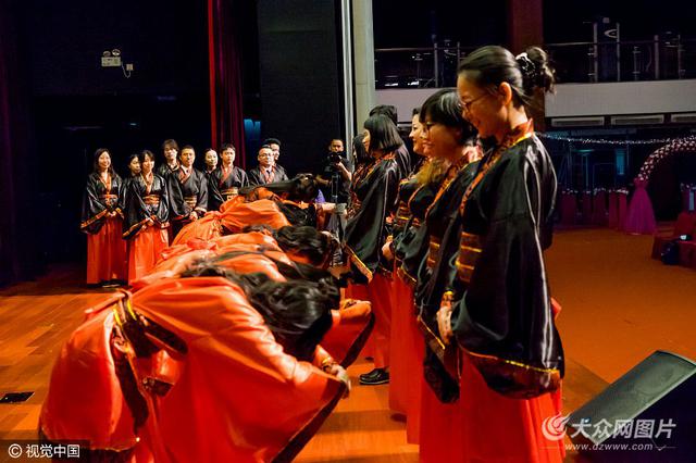 北京一学校成人礼上演“公主抱” 1年学费17万