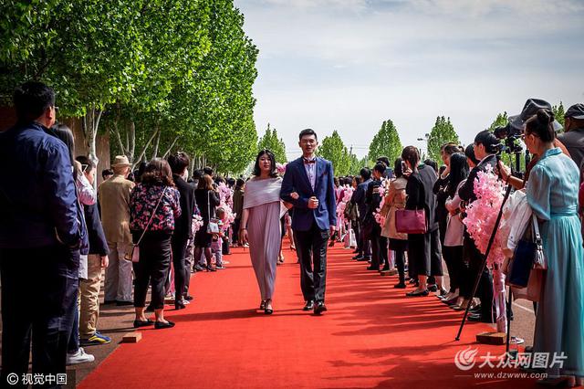 北京一学校成人礼上演“公主抱” 1年学费17万 北京一学校成人礼上演“公主抱” 1年学费17万