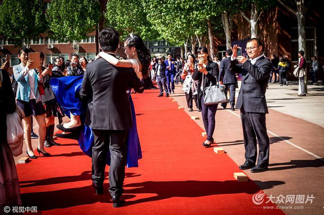 北京一学校成人礼上演“公主抱” 1年学费17万