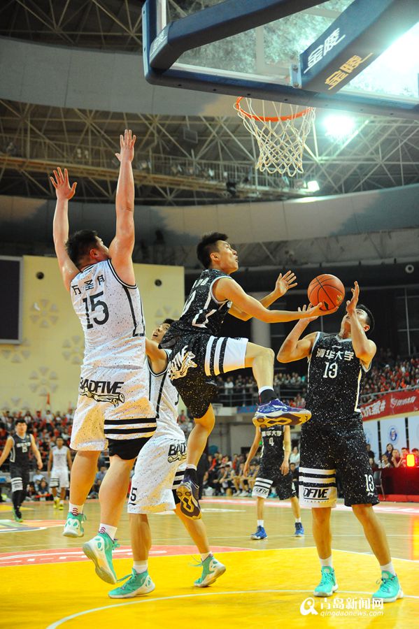 高清：青岛上演大学篮球巅峰对决 北大胜清华
