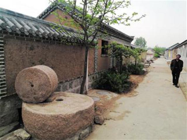 遗址旁的小村如世外桃源 河水清澈袅袅炊烟