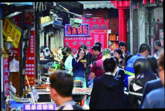 游客在中山路品尝特色美食