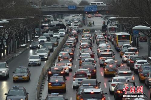 新规实施：城管持证上岗 网游须实名注册