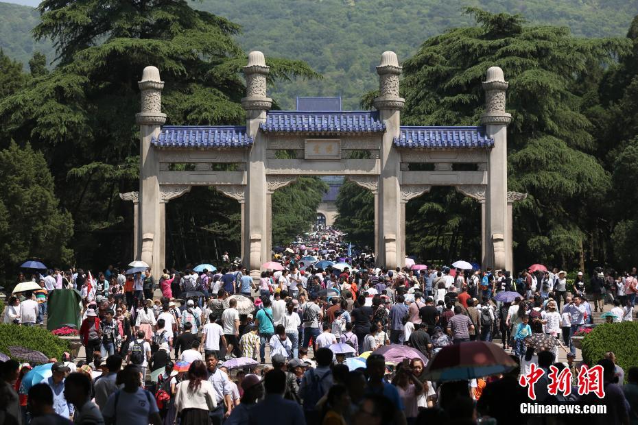 五一各大景区游客饱满 21万人入中山陵园游玩