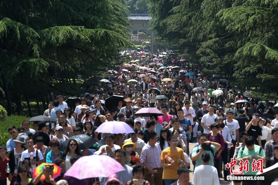 五一各大景区游客饱满 21万人入中山陵园游玩