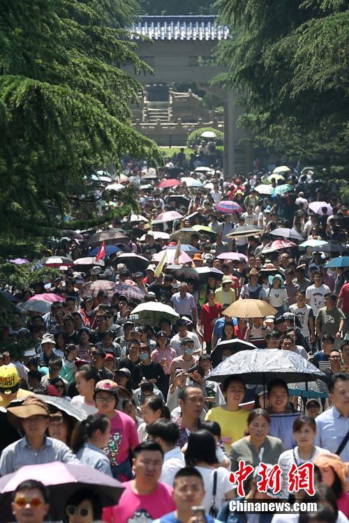 五一各大景区游客饱满 21万人入中山陵园游玩