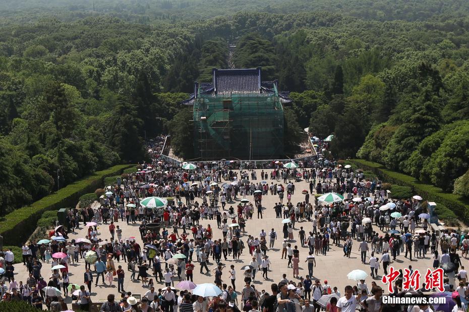 五一各大景区游客饱满 21万人入中山陵园游玩