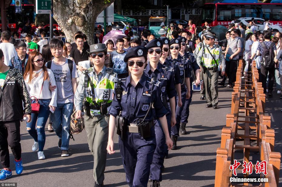 杭州西湖断桥客流爆满 美女巡逻队帅气吸睛