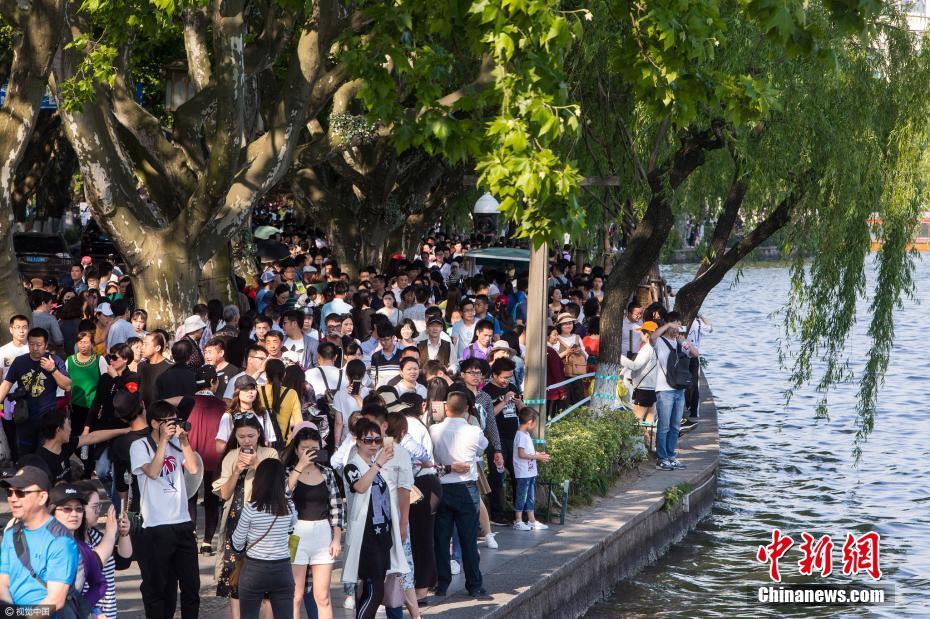 杭州西湖断桥客流爆满 美女巡逻队帅气吸睛