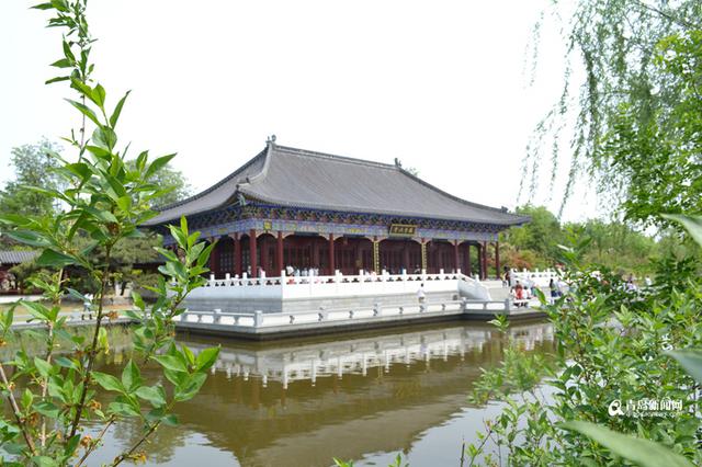 五一近郊游火热 国学公园成新人拍照圣地