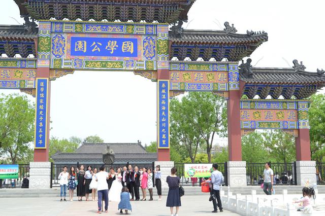 五一近郊游火热 国学公园成新人拍照圣地