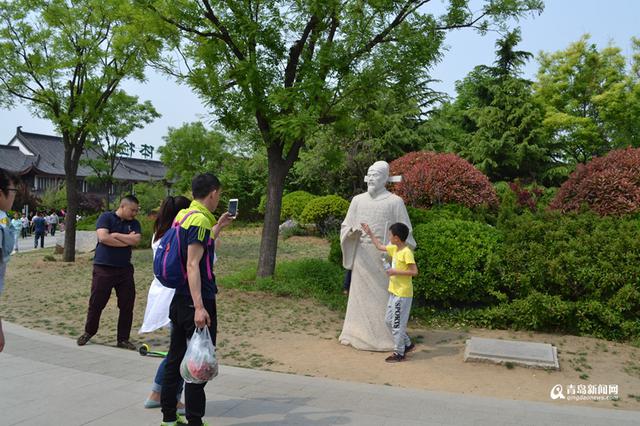 五一近郊游火热 国学公园成新人拍照圣地