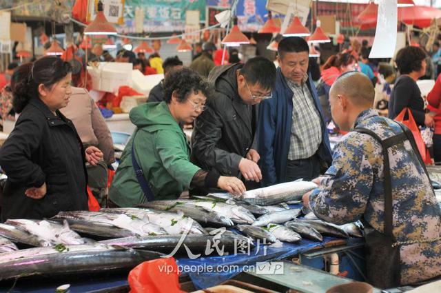 春鲅鱼抢滩青岛海鲜市场 销售火爆价格略上浮