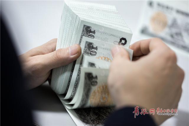 青岛90后点钞员：演绎指尖上的速度与激情(图)