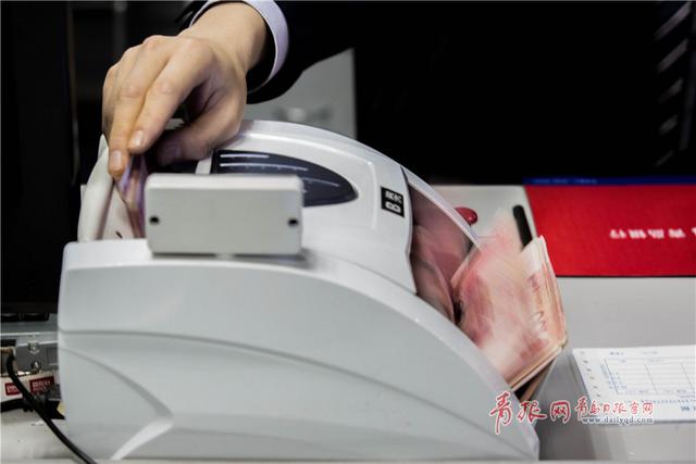 青岛90后点钞员：演绎指尖上的速度与激情(图)