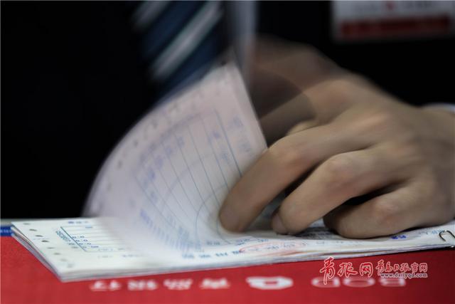 青岛90后点钞员：演绎指尖上的速度与激情(图)
